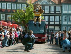 F�nf starke M�nner ziehen einen Bus