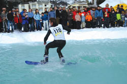 Waterslide-Contest: Snowboarder kurz vor dem Untergang. Foto: Wilder Kaiser Brixental Tourismus