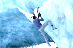 Ines Papert beim Eisklettern