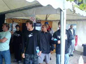 cory lopez, bobby martinez und bruce irons lassen sich von surfvideos im vip-bereich ablenken