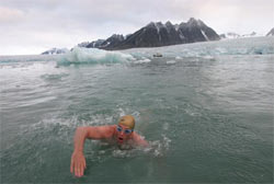 Lewis Pugh bei einem ffrheren Abenteuer. Foto:  lewispugh.com