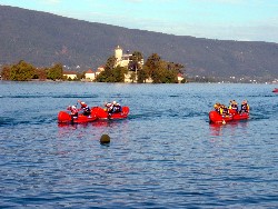 Die ersten Kajaks erreichen das Ufer des Sees von Annecy
