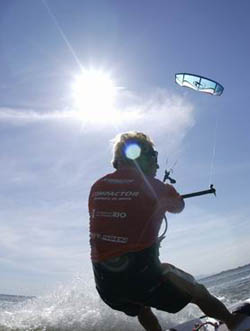 Kitesurfer im Rausch der GeschwindigKite