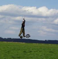 Abheben mit dem Mountainboard. Foto: grassboard.com