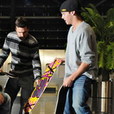 Ryan Sheckler stellt ein Skateboard zur Verfügung. Foto: eignerphoto.com