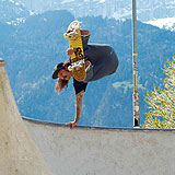 Skateboarder Chris Cab im Bowl in Tirol. Foto: Landon Stirling