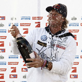 Björn Dunkerbeck holt sich seien elften Sieg beim Colgate Windsurf Cup 2010 auf Sylt.  Foto: Hoch Zwei