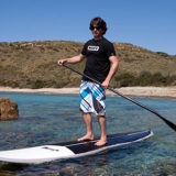 Thomas Oschwald führt alles Expeditionsmaterial auf seinem SUP Board mit und Foto: Surfline.ch