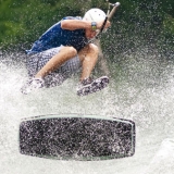 Lukas Süß beim Wakeskaten. Foto: Caroline Herbst