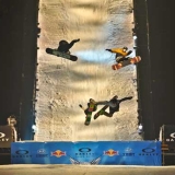 Snowboard-Action vom Feinsten über dem Beijinger Vogelnest!