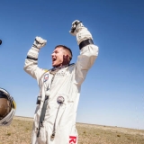 Felix Baumgartner zurück auf der Erde. Foto: Joerg Mitter, Predrag Vuckovic, Balazs Gardi, Stefan Aufschnaiter/Red Bull Content Pool