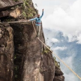 Slacklining am Angel Fall. Foto: Alex Wydler